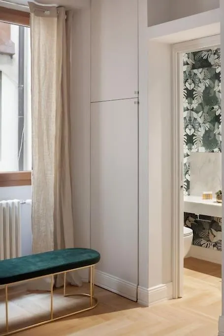 Elegant Apartment With Stunning Frescoed Ceilings Florence