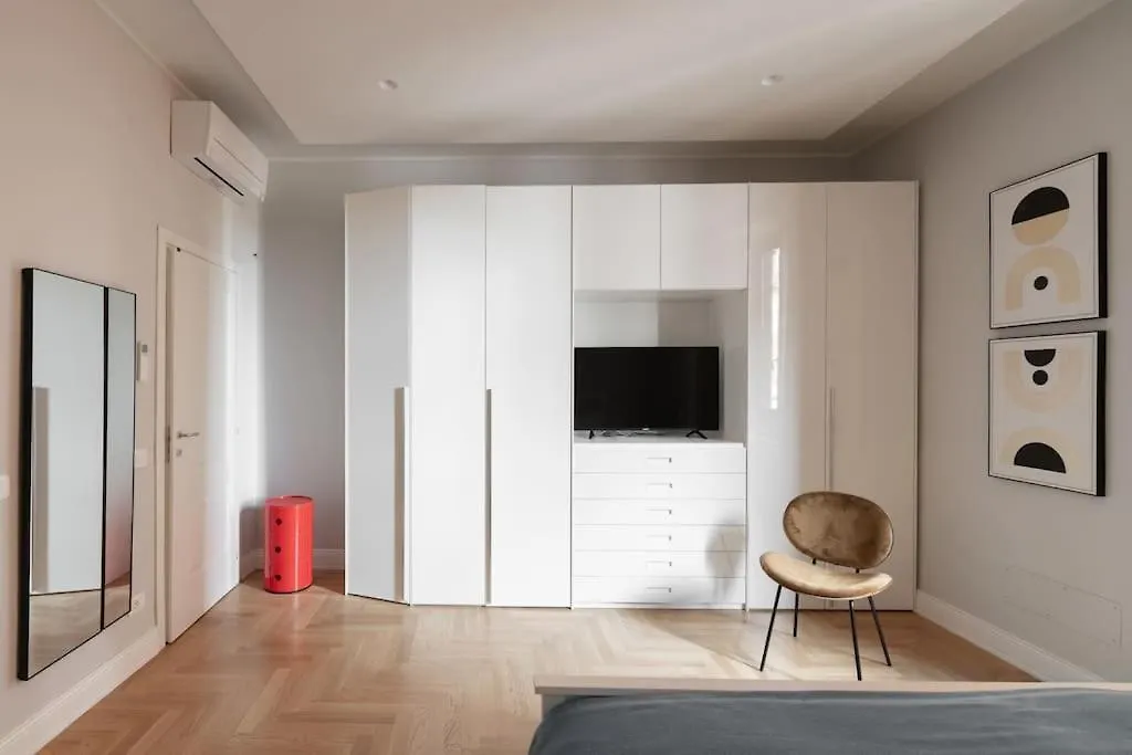 Elegant Apartment With Stunning Frescoed Ceilings Florence