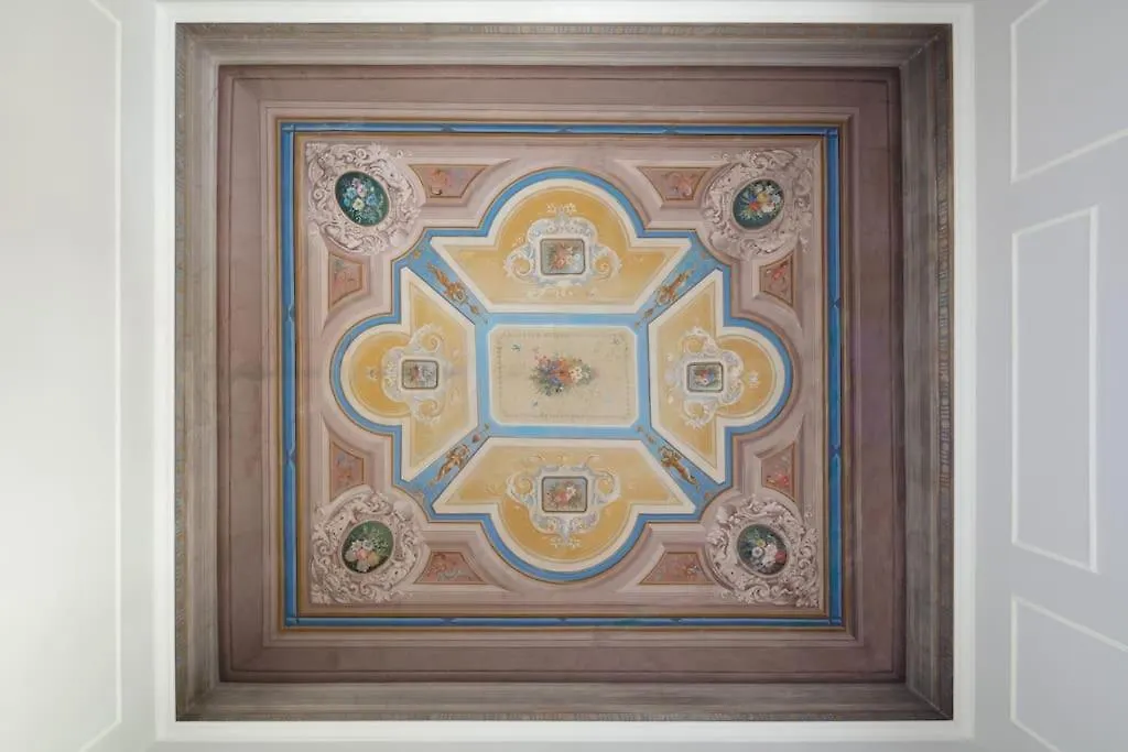 Elegant Apartment With Stunning Frescoed Ceilings Florence