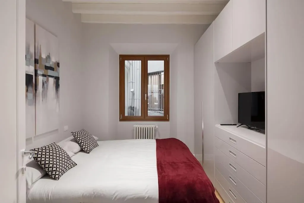 Elegant Apartment With Stunning Frescoed Ceilings Florence